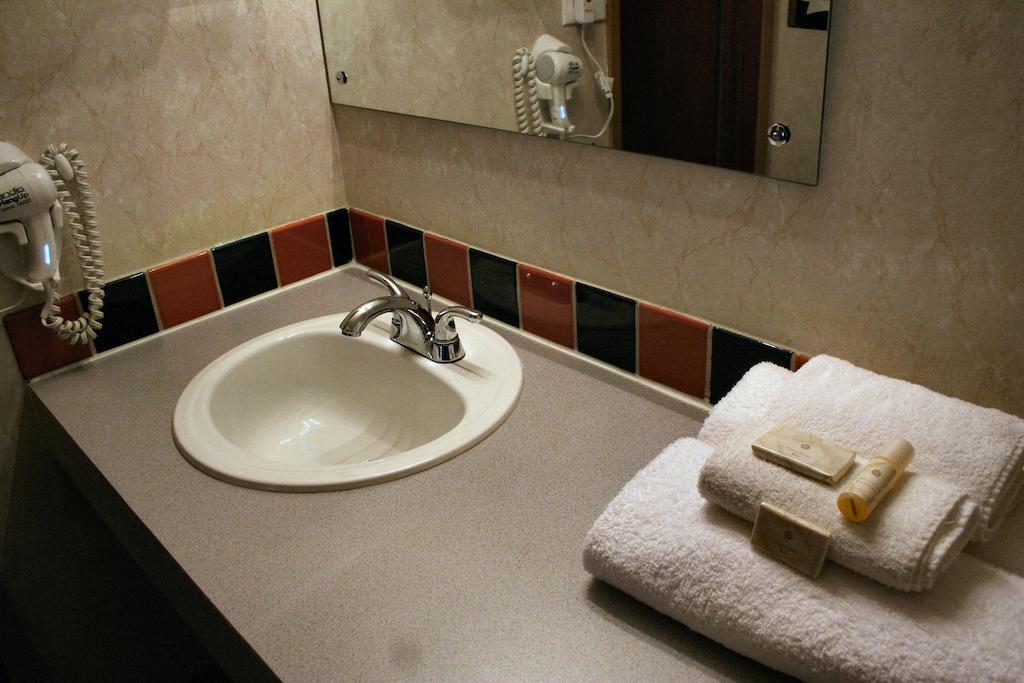 Caboose Motel Libby Room photo